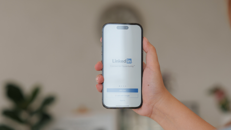 The 7 Best LinkedIn Headline Generator Options in 2023