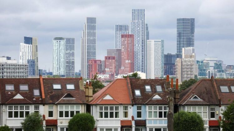 Falling mortgage rates usher borrowers towards shorter-term deals