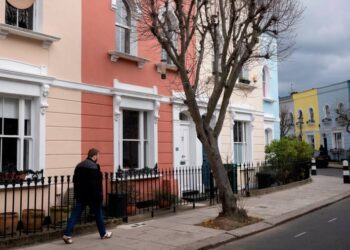 HSBC becomes first big UK lender to cut mortgage rates