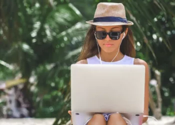 How To Start an E-Commerce Business That Lets You Travel the World