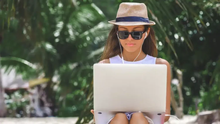 How To Start an E-Commerce Business That Lets You Travel the World