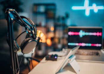 Stay Ahead of the Game with the 10 Best AI Podcasts In 2023