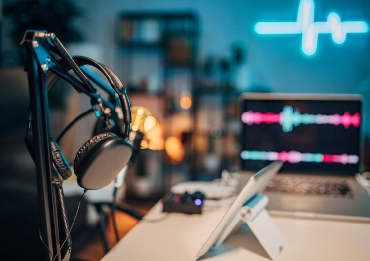 Stay Ahead of the Game with the 10 Best AI Podcasts In 2023