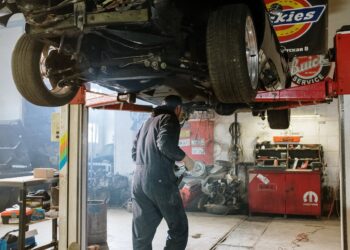 This mechanic earns $12,000 a month answering questions