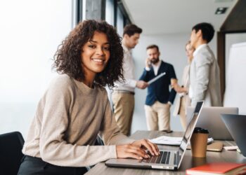 An Expert Gives Advice to Women on How to Negotiate Salaries