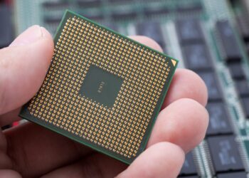 Intel’s Decline: 5 Lessons for Tech Investors in a Rapidly Changing Market