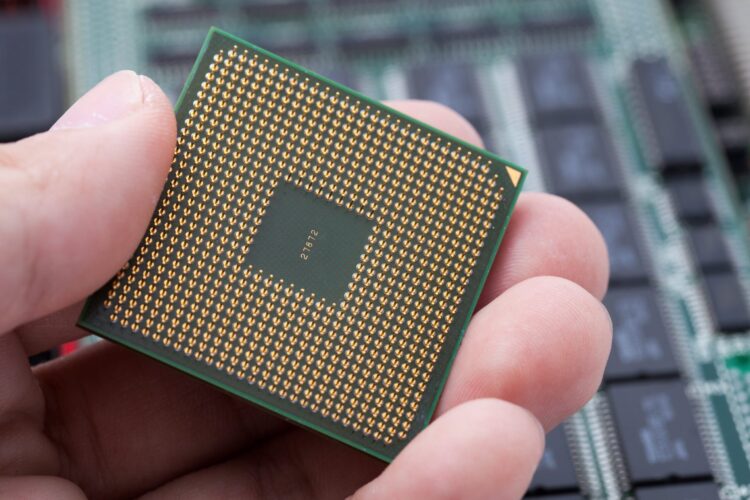 Intel’s Decline: 5 Lessons for Tech Investors in a Rapidly Changing Market