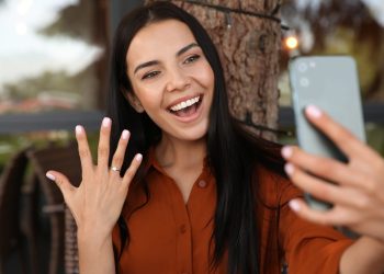 5 Gorgeous Engagement Rings That Look Luxe for Less