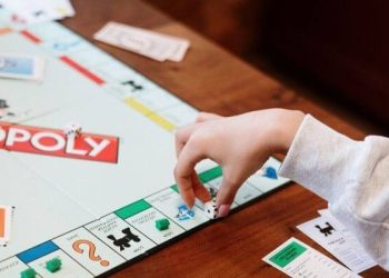 Where to Sell Used Board Games in 2026 (How to Avoid the “Shipping Tax”)