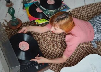 7 Places to Sell Vinyl Records for the Most Money (+ Spot $100 Gems)