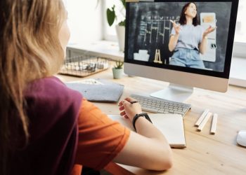 The 30 Best Side Hustles for Teens: How to Make Money as a Teenager