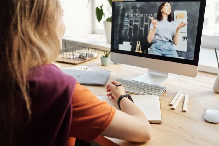 The 30 Best Side Hustles for Teens: How to Make Money as a Teenager
