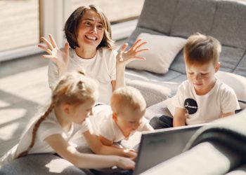 20 Side Hustles for Stay-at-Home Moms (From Moms Making Real Money)