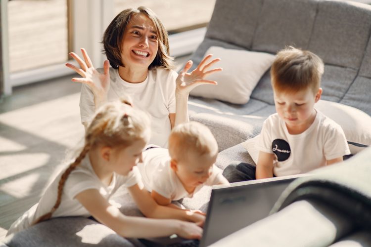 20 Side Hustles for Stay-at-Home Moms (From Moms Making Real Money)